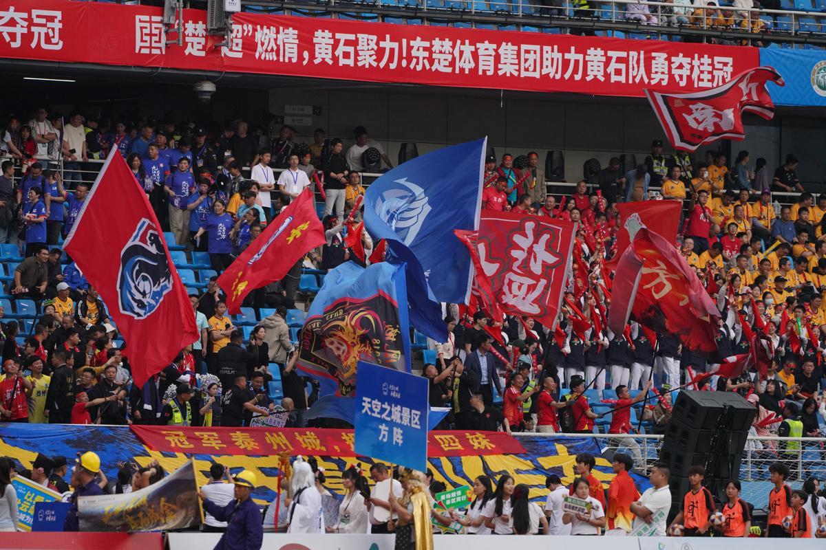 pg模拟器app-“苏超”应援“楚超”，泰州130余名球迷自驾7个半小时到黄石加油